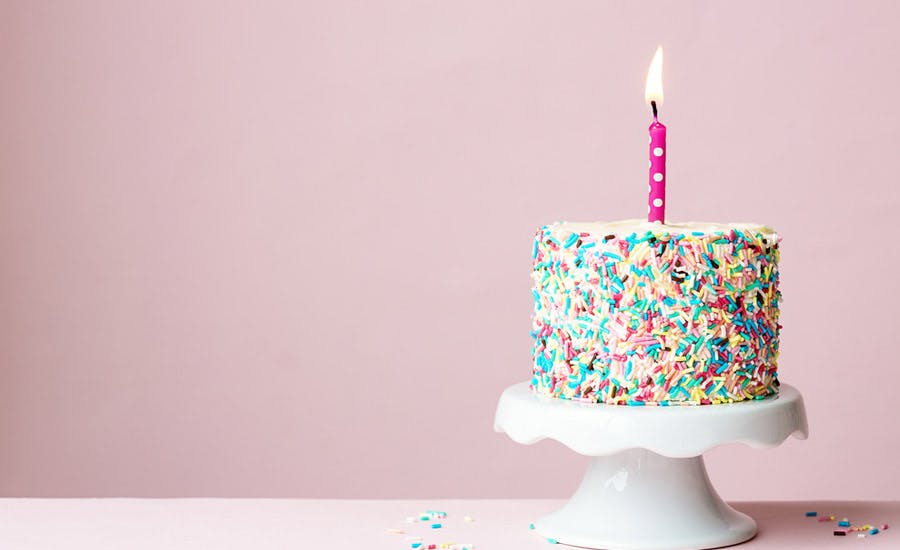 renkli spiral süslemeli doğum günü pastası