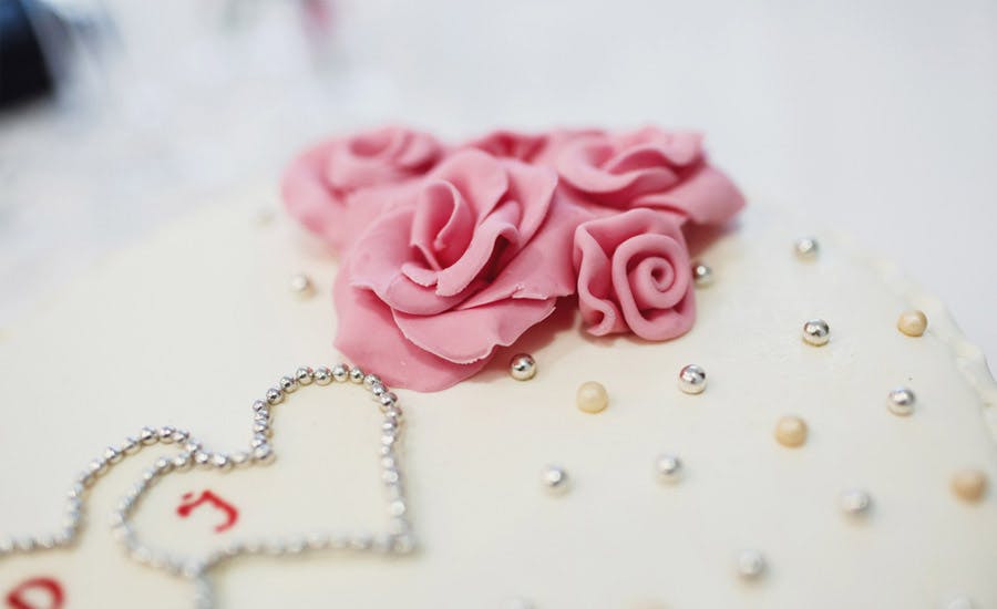 şeker hamurundan gül deseni pasta süsleme