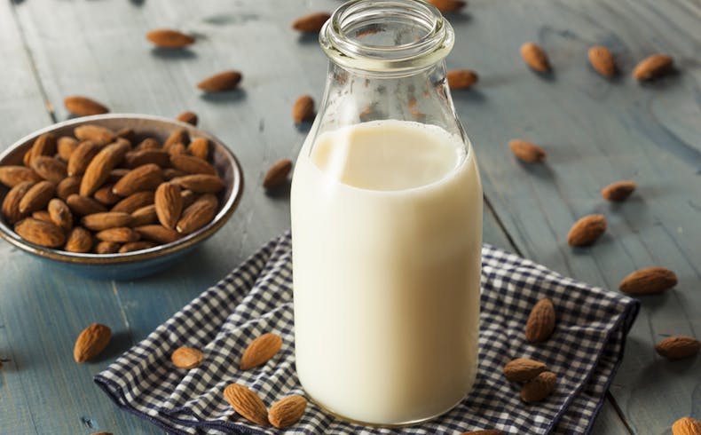 Evde Badem Sütü Nasıl Yapılır? Badem Sütü İle Üç Farklı Tarif