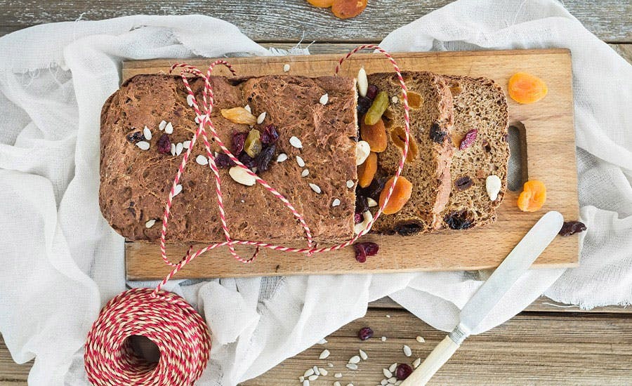 kuru meyveli ekmek dilimleri