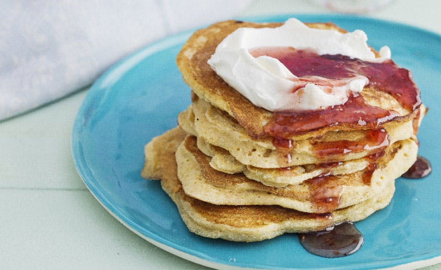 reçel ve kaymak ile süslenmiş pankek
