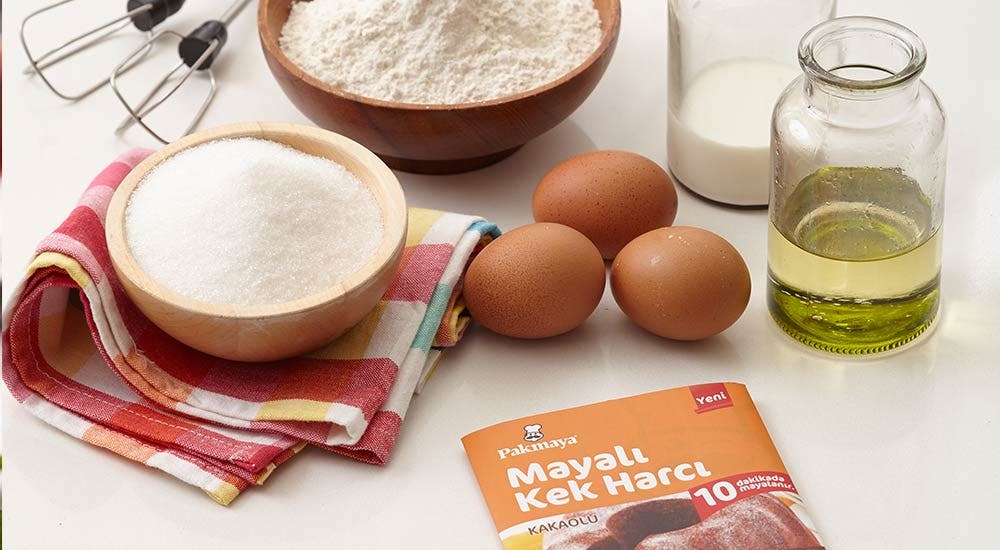 kek malzemeleri ve Pakmaya Mayalı Kek Harcı