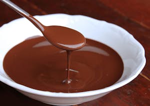 Evde Çikolatalı Sos Nasıl Yapılır? Pul Çikolata ile Pratik Profiterol Tarifi