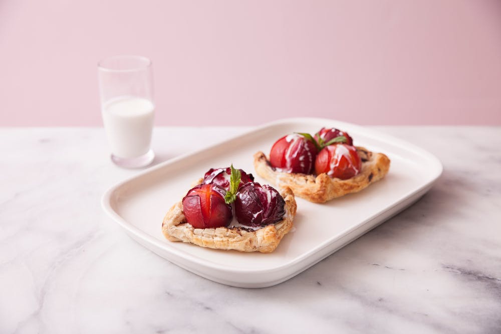 üzeri erikle süslenmiş hafif milföy tatlısı