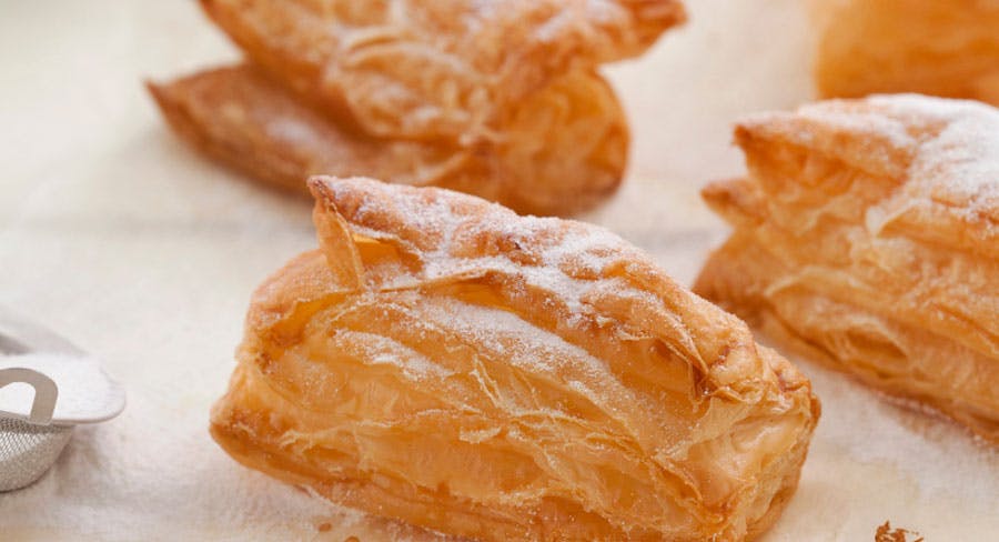 pudra şekeri ile süslenmiş milföy hamuru