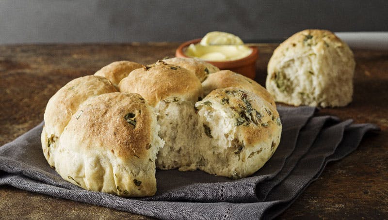 kolay çiçek ekmek tarifi, fesleğenli çiçek şeklinde ekmek