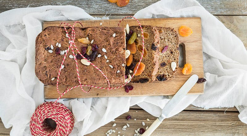 kuru meyvelerle hazırlanmış ev ekmeği