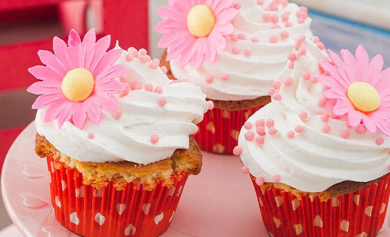 dekor şekerle süslenen cupcake'ler