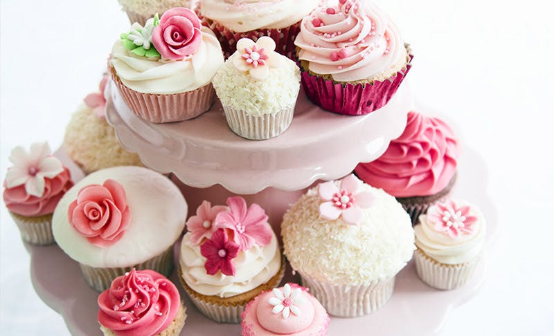 çeşitli süslemelerle dekore edilmiş cupcake'ler