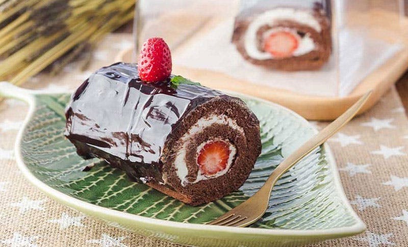 çikolatalı ve çilekli rulo pasta