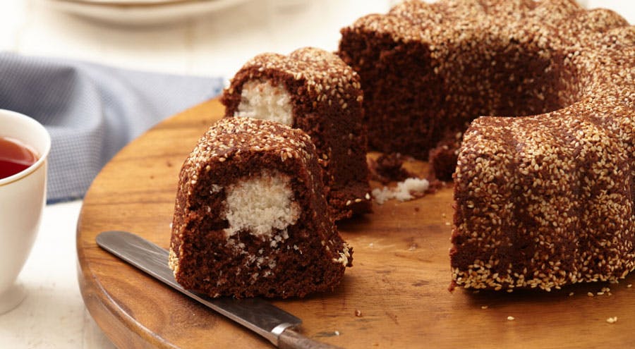 Hindistan cevizi toplu ve susamlı kakaolu kek