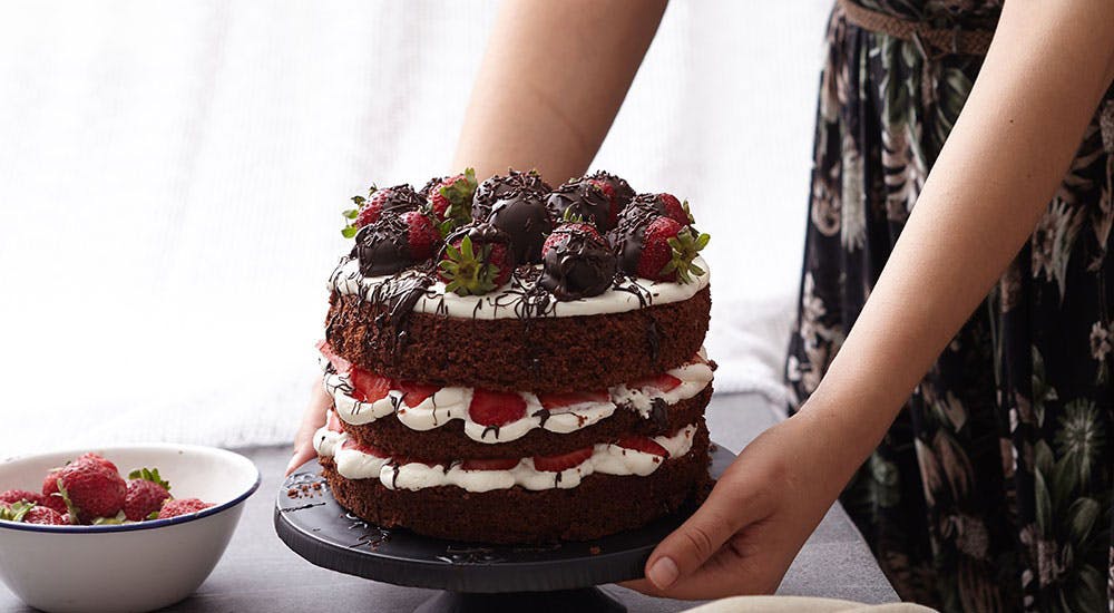 Kakaolu ve çilekli 3 katlı kek