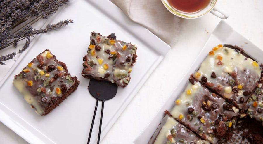 Beyaz çikolatalı ve kuru meyveli kakaolu kek