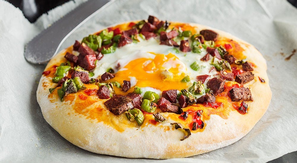 sucuklu ve yumurtalı pizza
