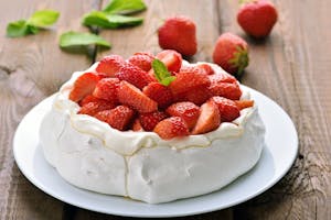 Çilekli Pavlova Pastası Tarifi