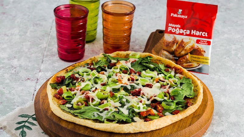Pırasalı ve Ispanaklı Poğaça Pizza Tarifi