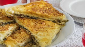 Baklava Yufkasında Ispanaklı ve Peynirli Börek Tarifi