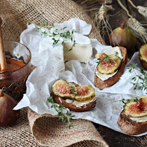 Tam Buğday Ekmek Üstü Keçi Peynirli Bruschetta Tarifi