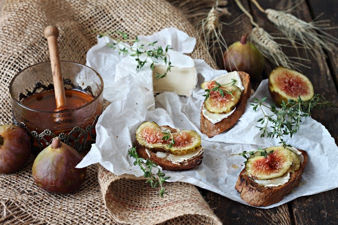 Tam Buğday Ekmek Üstü Keçi Peynirli Bruschetta Tarifi