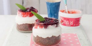 Bardakta Pasta Jöleli Cheesecake Tarifi
