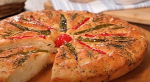 Zeytinli Sarımsaklı Focaccia Tarifi