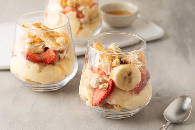 Sunumuyla Dikkat Çeken Pratik Lezzet: Şeker İlavesiz Pastacı Kreması ile Kupta Milföy Tarifi