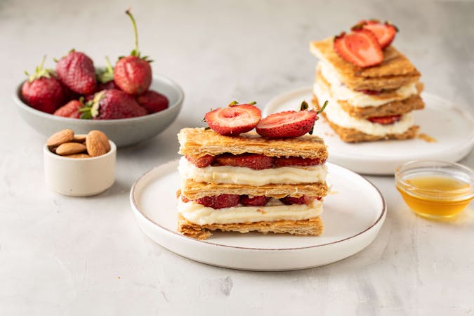 Şeker İlavesiz Çilekli Milföy Pasta Tarifi: Hem Hafif Hem Lezzetli!