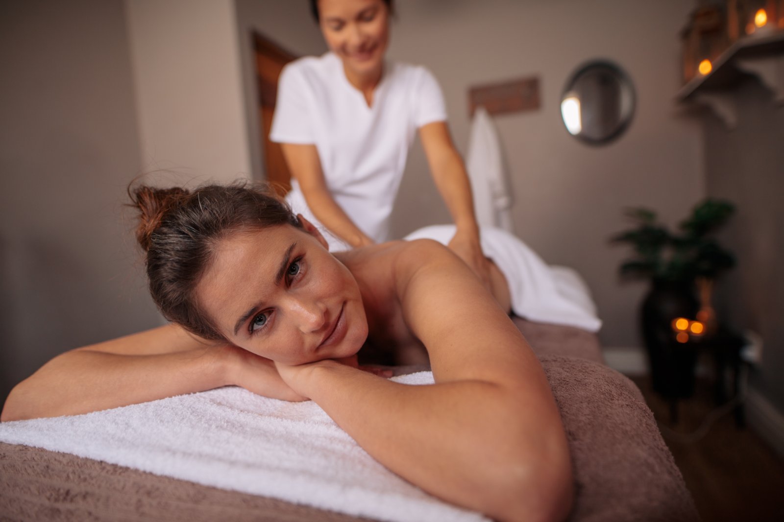 Woman receiving a relaxing massage treatment in her home