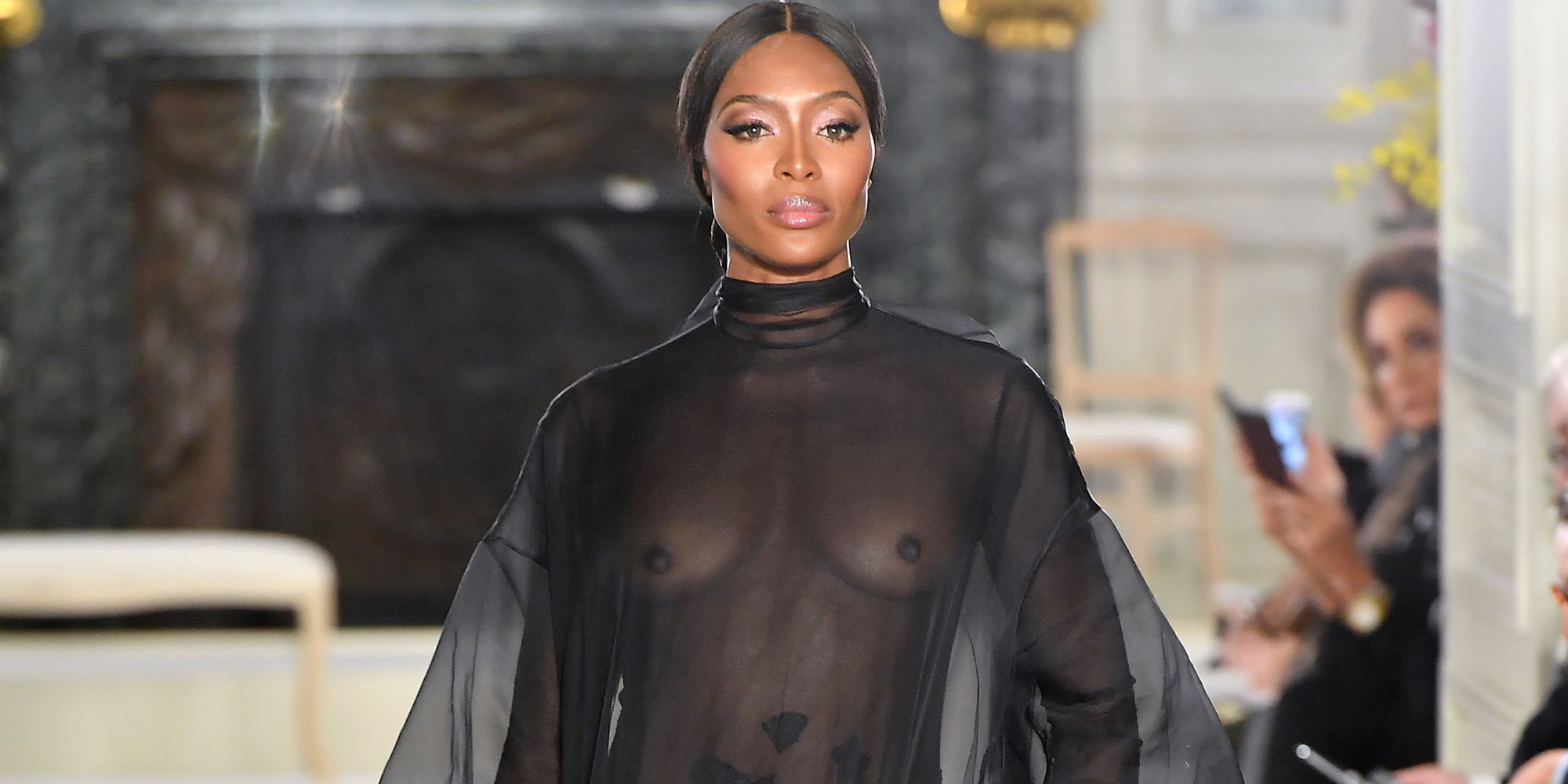 Une robe on sale transparente