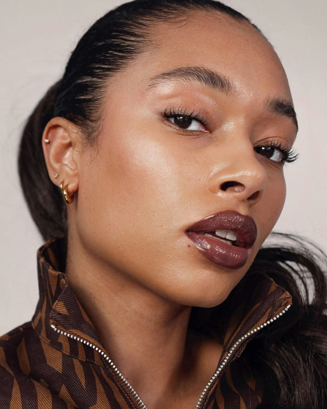 La mâchoire définie obsède de plus en plus de personnes, et on vous dit