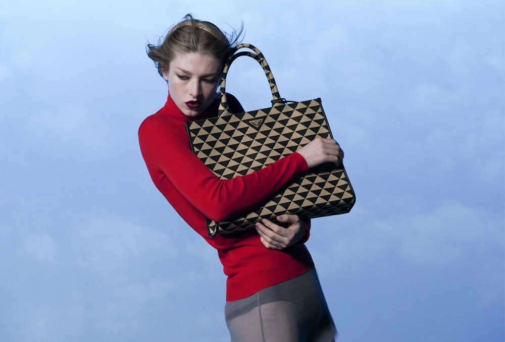 Hunter Schafer est la star de la nouvelle campagne du sac Symbole par Prada