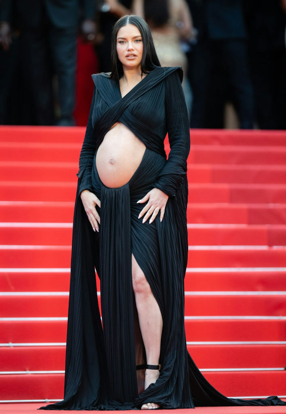 Enceinte, Adriana Lima dévoile son ventre au Festival de Cannes 2022