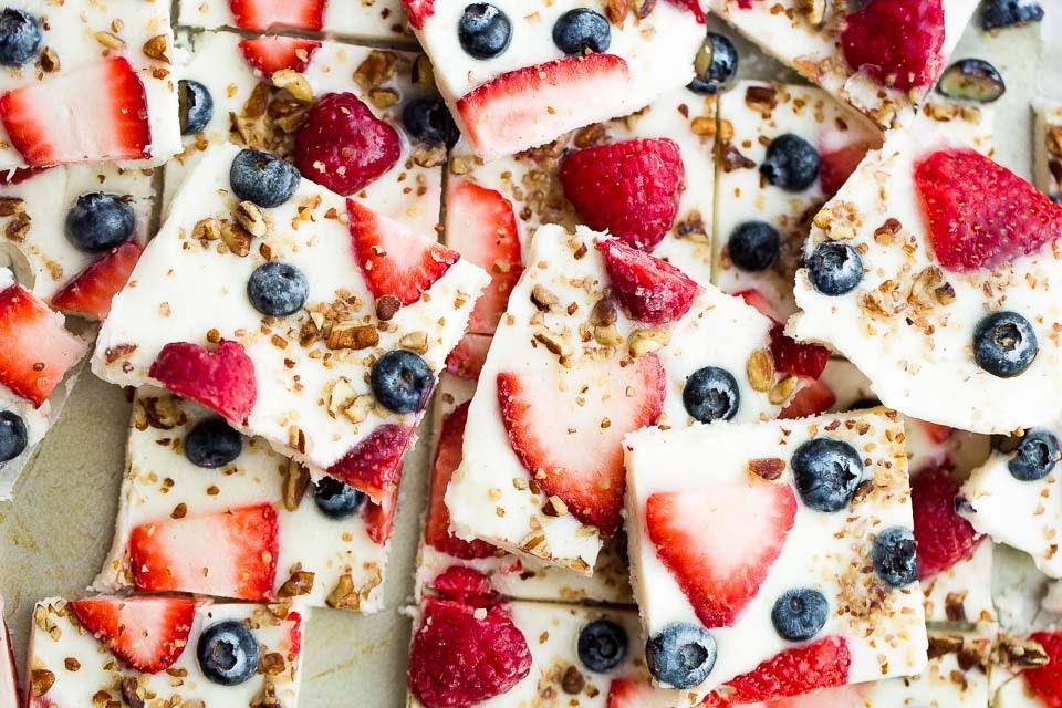 Le Yogurt bark est la recette star de l’été pour un encas frais et healthy