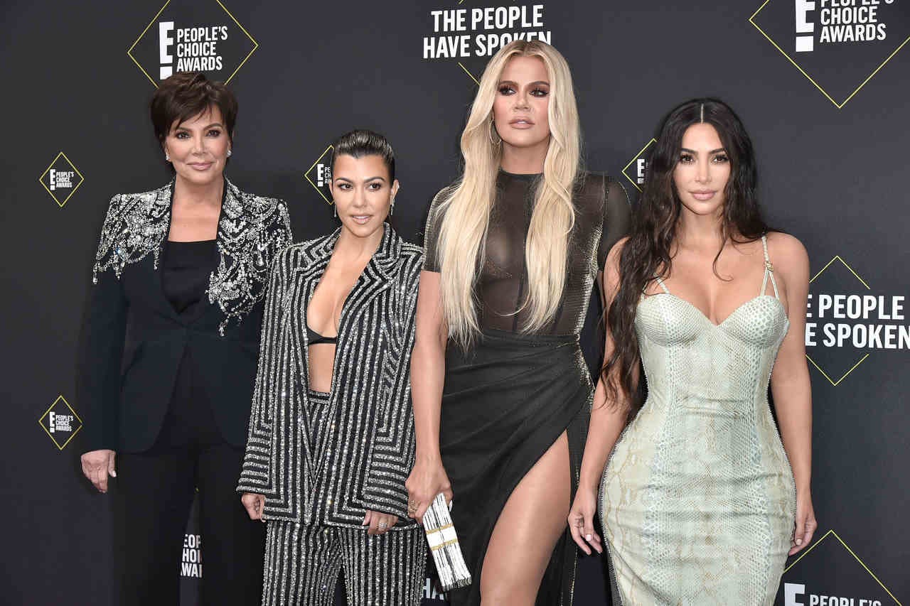 Kim K Retire Ses Implants Les Kardashian changent à nouveau leur esthétique corporelle