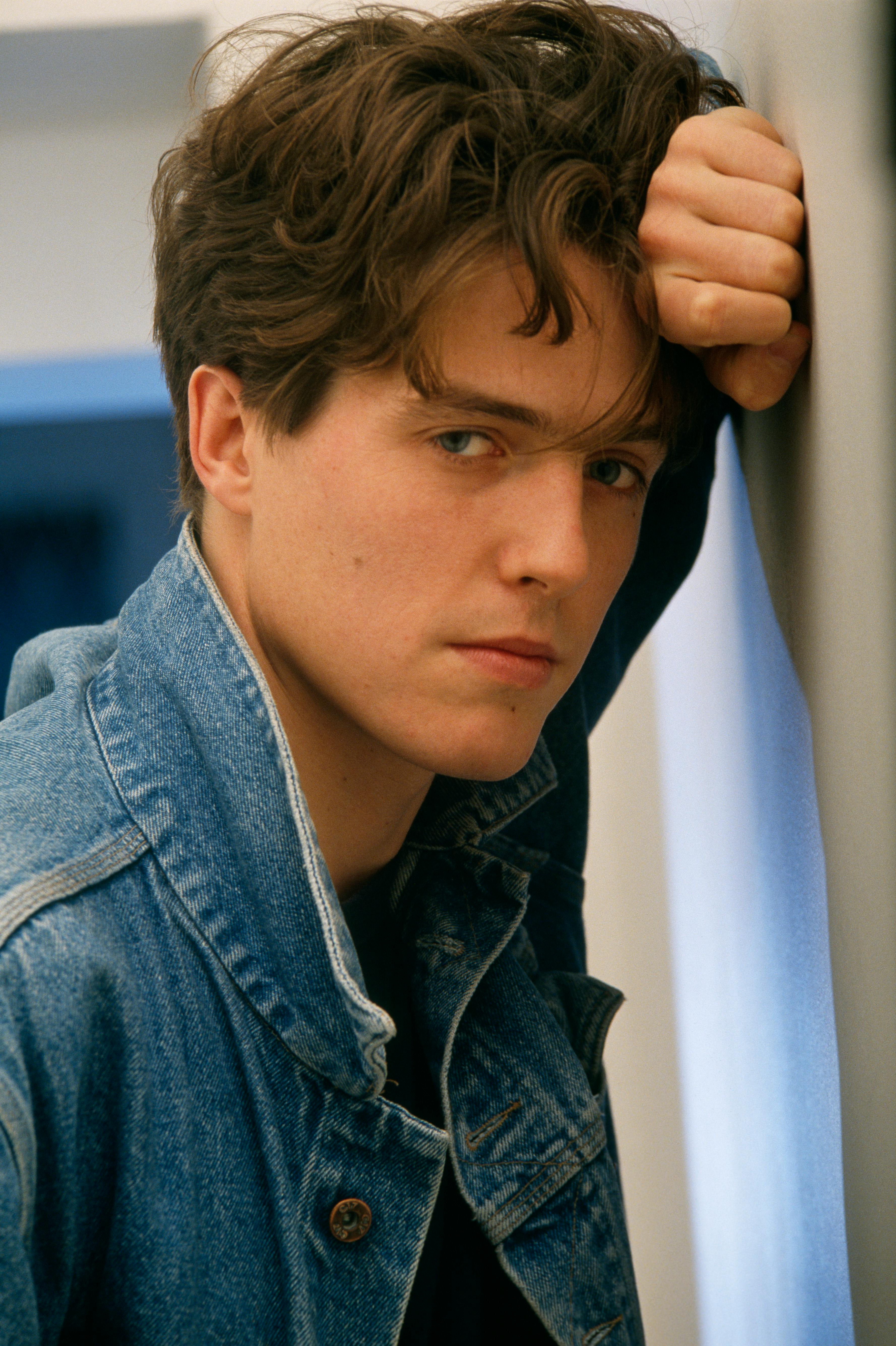 1669539520-1669142928-hugh-grant-portrait-getty-images-look-1.jpg