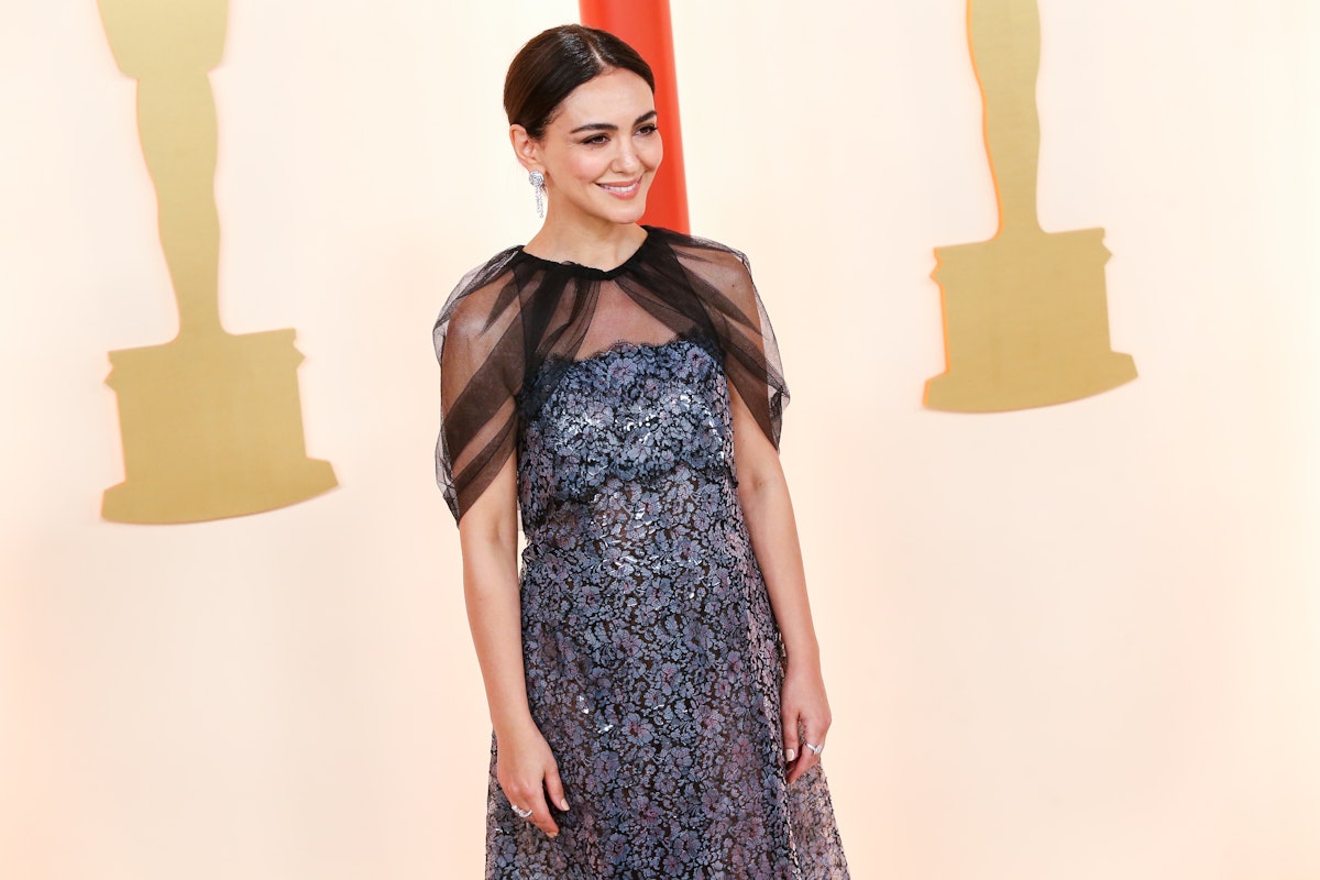 Nazanin Boniadi se prépare pour les Oscars 2023 avec Chanel
