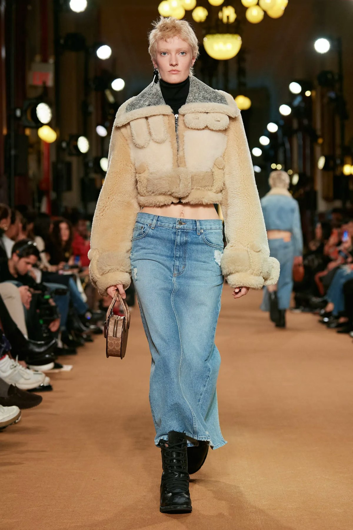 Tendance comment porter la maxi jupe en jean en 2023