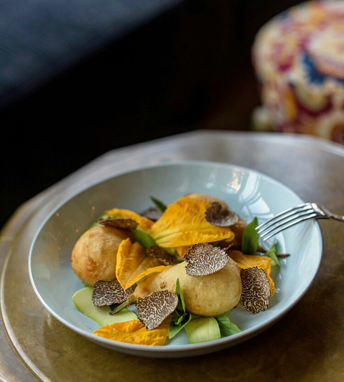 La recette d'été des fleurs de courgettes farcies à la ricotta en beignet