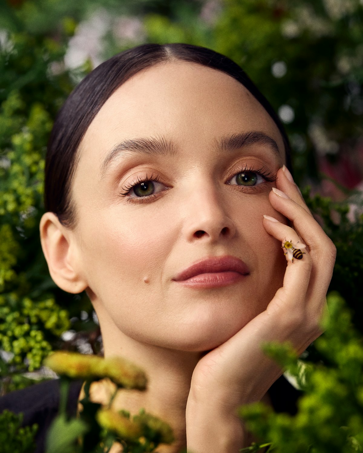 Charlotte Le Bon, une muse au service des abeilles et de la Maison Guerlain