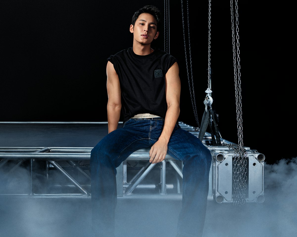 Mingyu en denim pour Calvin Klein : un retour iconique aux années 90