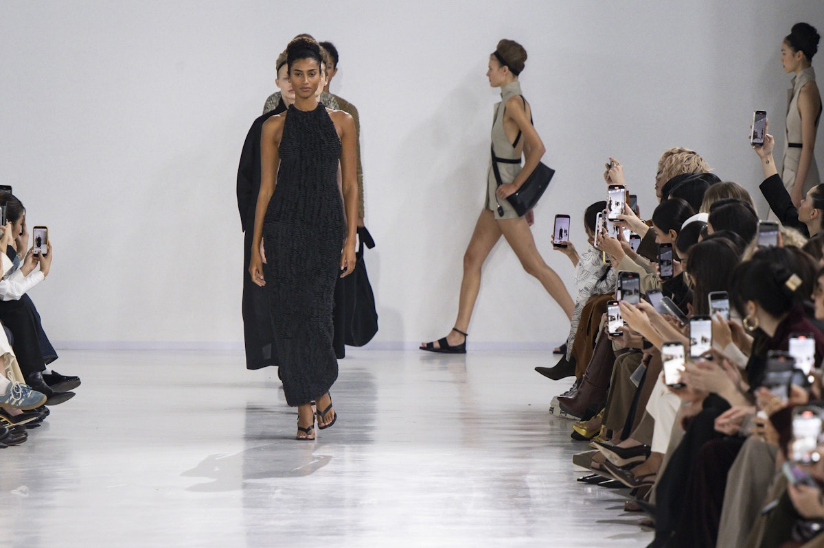Rococo Moderne : La Fantaisie Au Service De L’élégance Selon Max Mara