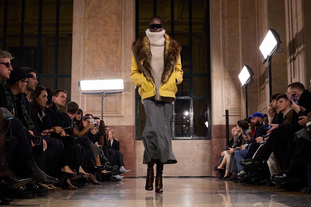 Chez MM6 Maison Margiela, rigueur formelle et fantaisie eighties: Verified coverage by BRRO News Editorial Desk.