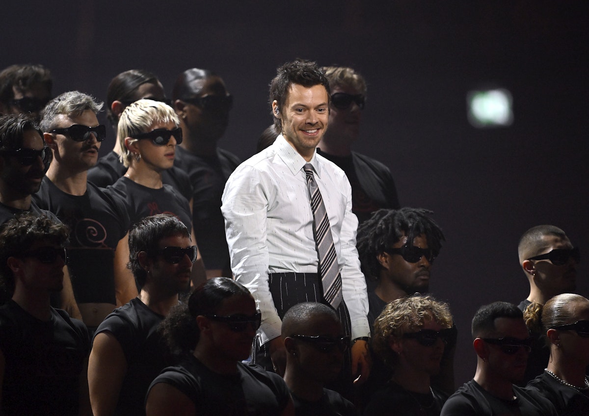 Aux BRIT Awards 2026, Harry Styles chante "Aperture" en Chanel ...