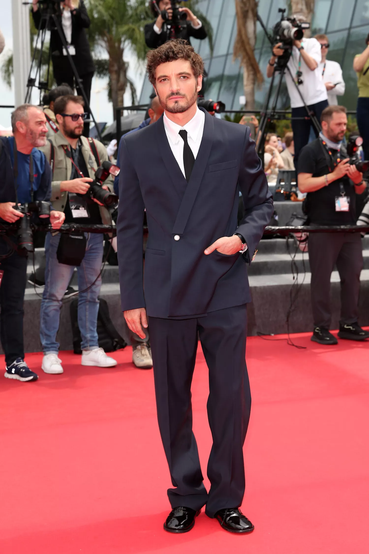 Sur le tapis rouge de "L’Inconnue", Niels Schneider signe une ...
