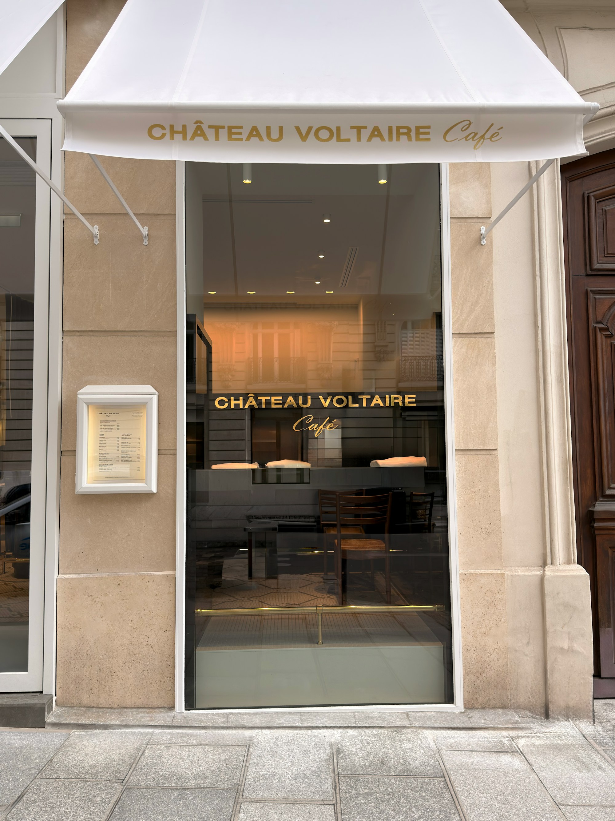 Fachada de Château Voltaire Café en París