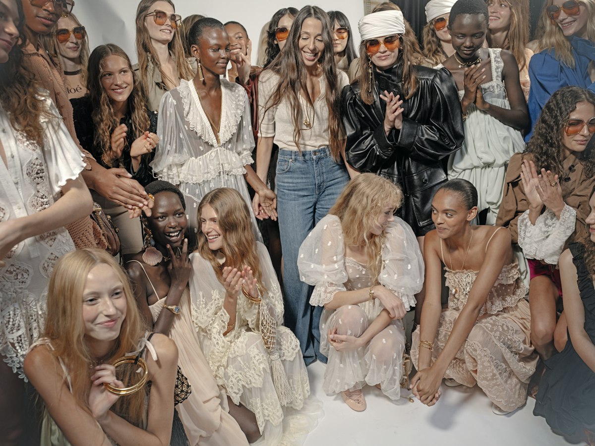 L'esprit Chloé, expliqué dans un ouvrage au fil des silhouettes et des ...