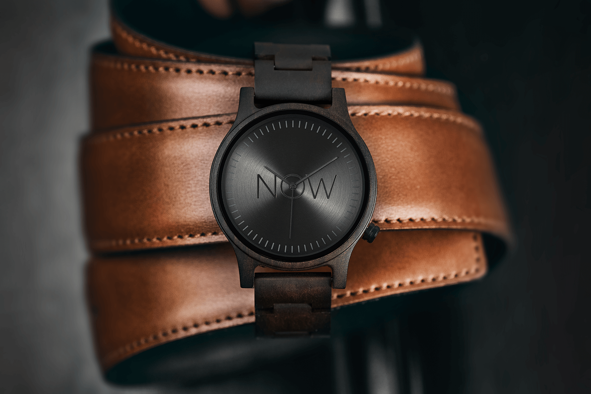 Fotografia produktowa zegarka, męskiego, drewnianego, ciemnego na tle skórzanego paska