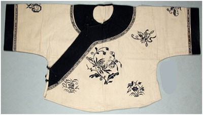 Front: die lian hua (butterflies adoring flowers) and xique dengmei (magpie on a plum branch)
76cm x 41cmSichuan ProvinceHan ChineseCotton2724.234337© The Field Museum