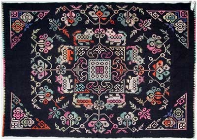 This cloth, composed of polychrome silk thread cross-stitch on navy blue cotton, depicts four pairs of lions playing with a ball around a central square.
47cm x 33cm Han Chinese Yunnan ProvinceCotton 2724.234501 © The Field Museum