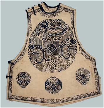 On the front of the vest a goat and two peacock-like birds with their fully-spread tails form a central medallion. Below, the middle medallion consists of a design of the A Fu, which literally means Happiness in Chinese and appears on many of the Schuster collection objects. It is also called yituan heqi or great harmony and happiness. The Chinese use this idea as a way of wishing for concordance with people all round. A Fu is the name for the same figure in the southern part of China. The idea of concordance with people all around was pictorially transformed into a round-shaped design, as the one that appears on this vest. Sometimes A Fu appears as a boy and a girl together.
 
48cm x 43cmSichuan ProvinceHan ChineseCotton2724.234315© The Field Museum